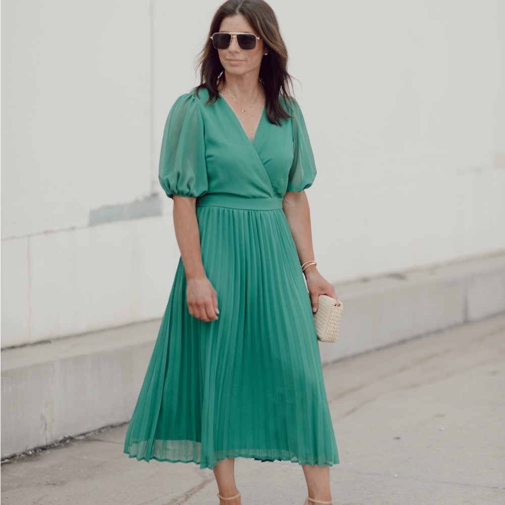 NWT Amazon green dress. Pleated skirt, puff sleeve